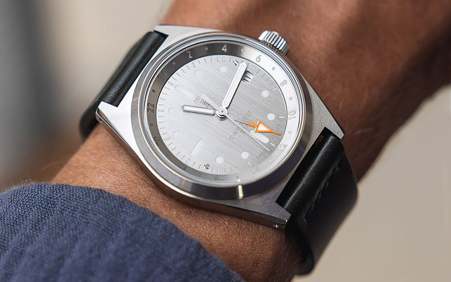 Raw and naked dial taking light makes it luxury and shinny